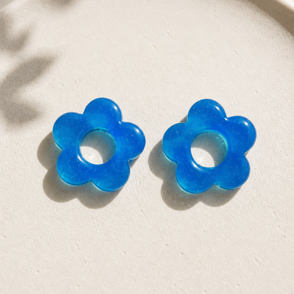 Flora – Pendente em forma de flor, criado artesanalmente em resina epóxi pela Sweet Art. Cor: azul claro