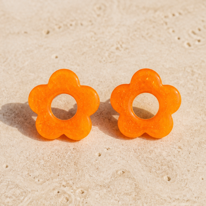 Flora – Pendente em forma de flor, criado artesanalmente em resina epóxi pela Sweet Art. Cor: laranja