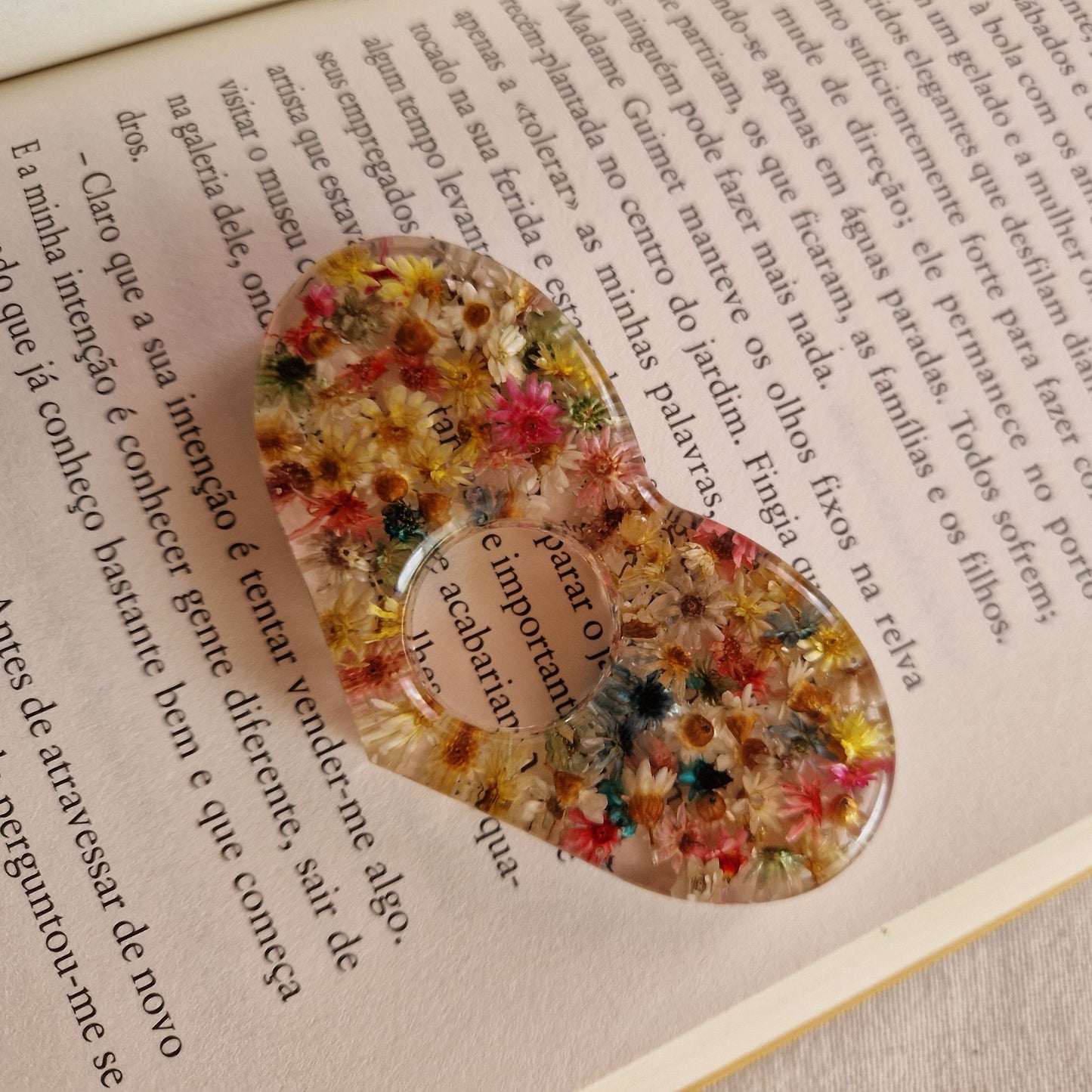 Anel de leitura em resina artesanal para leitura confortável com uma mão.